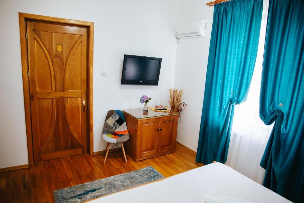 Pensiunea Casa Cristal Târgu Jiu Buitenkant foto